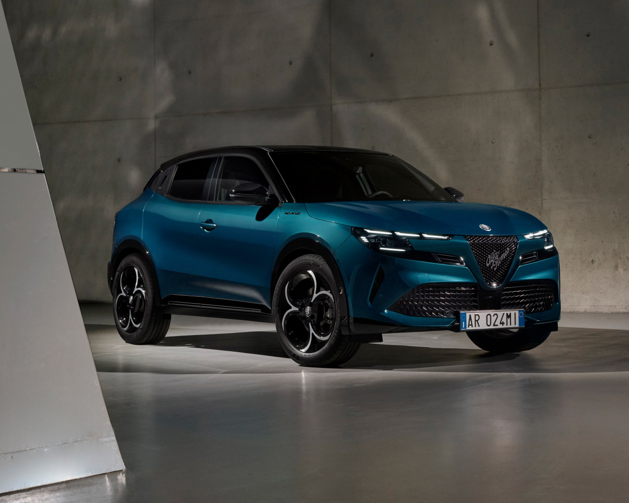 Автомобиль Alfa Romeo Milano Ibrida 2024 года