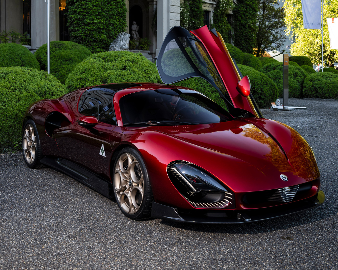 Бордовый автомобиль Alfa Romeo 33 Stradale