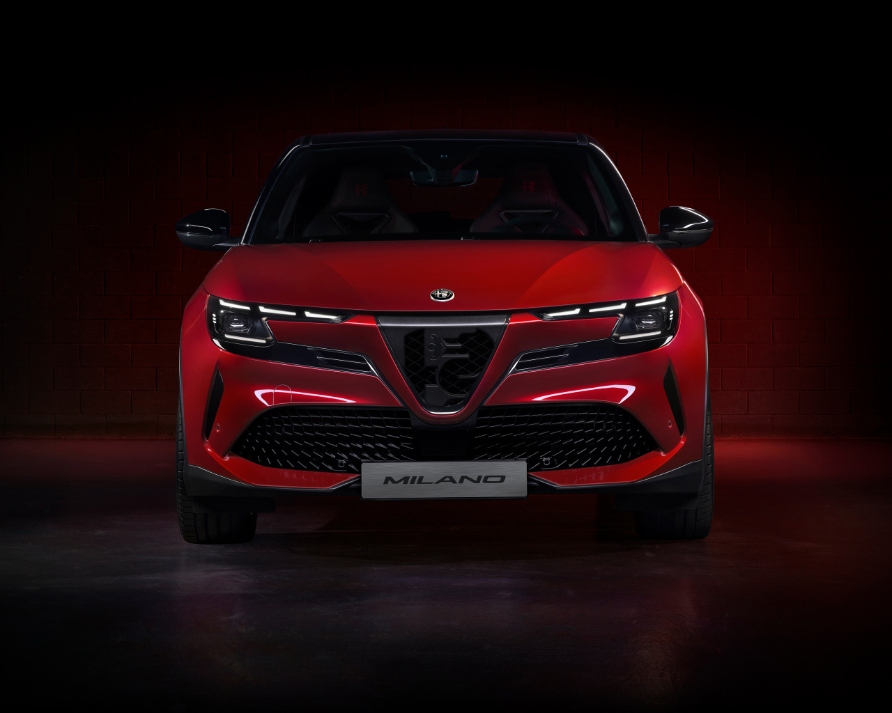 Вид спереди на красный автомобиль Alfa Romeo Milano Elettrica Veloce 2024 года