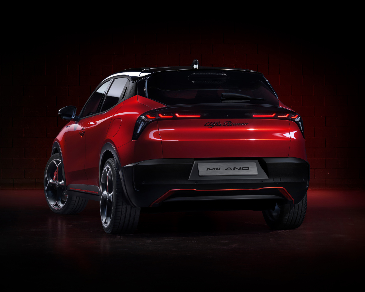 Вид сзади на автомобиль  Alfa Romeo Milano Elettrica Veloce 2024 года