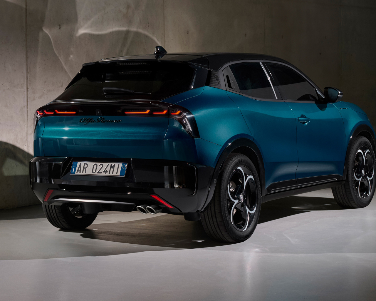 Вид сзади на автомобиль  Alfa Romeo Milano Ibrida 2024 года