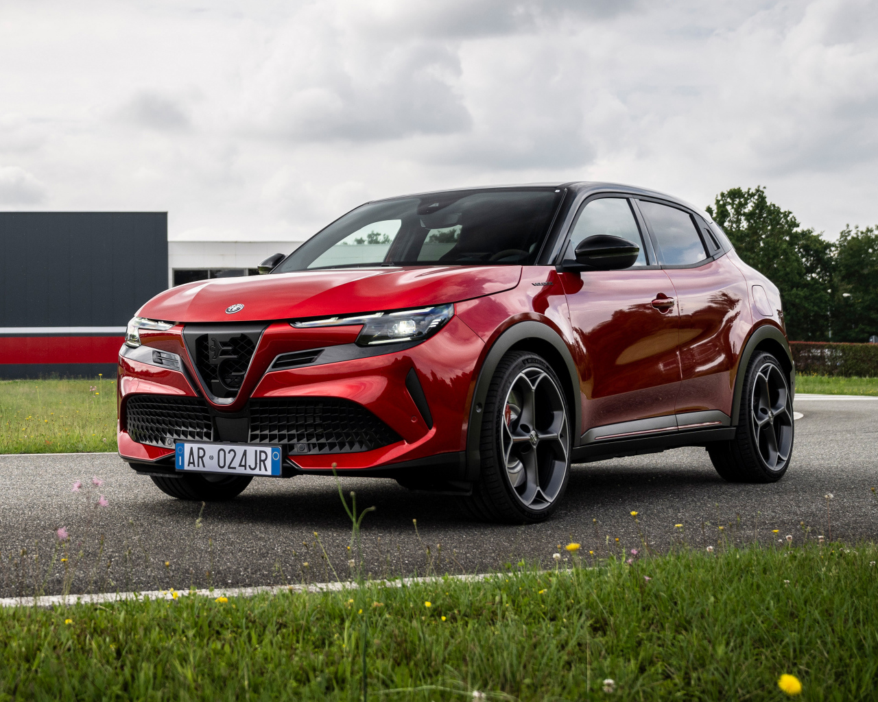 Красный блестящий автомобиль Alfa Romeo Junior Elettrica Veloce 2024 года