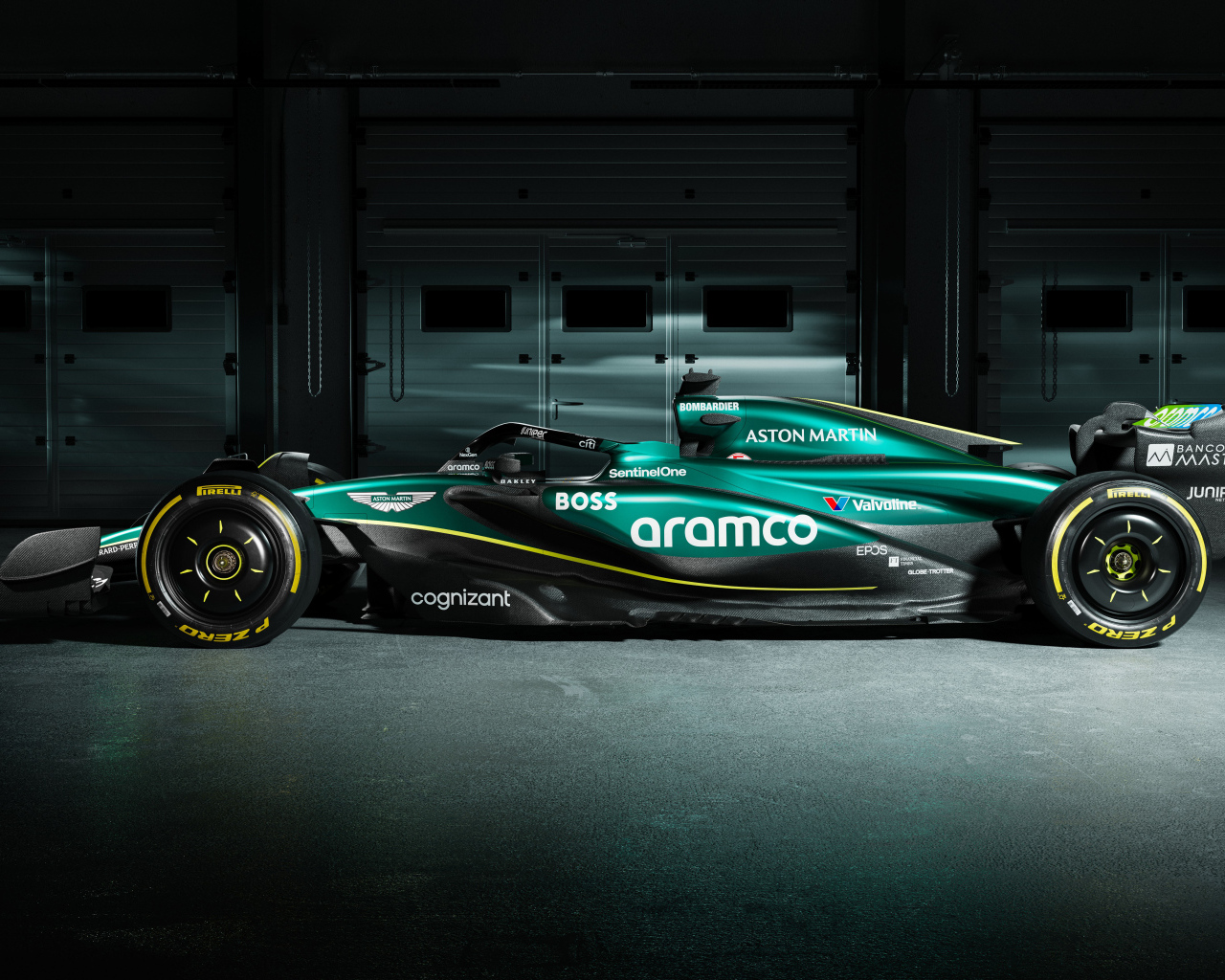 Гоночный автомобиль Aston Martin AMR24 2024 года вид сбоку