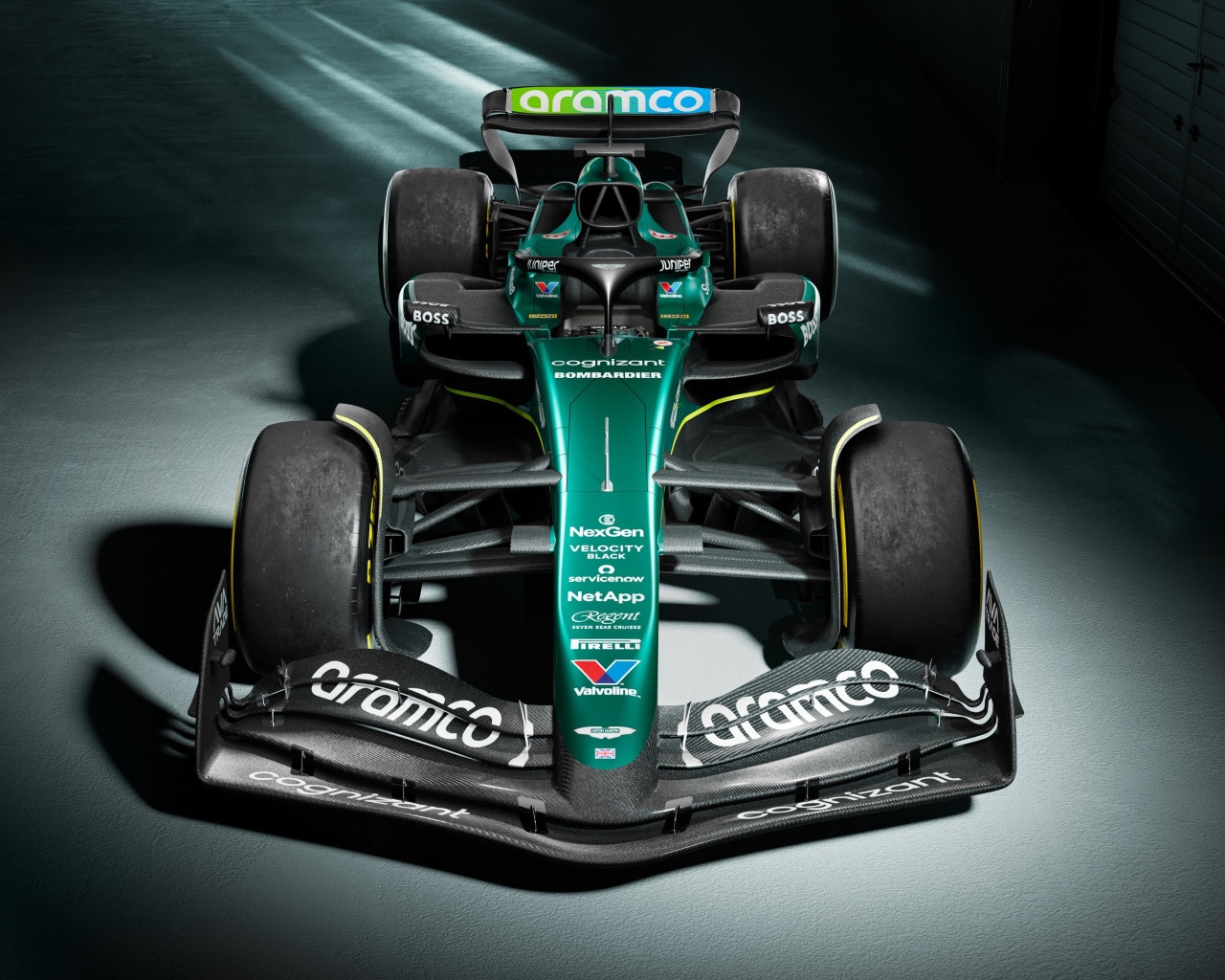 Гоночный автомобиль Aston Martin AMR24 2024 года вид сверху