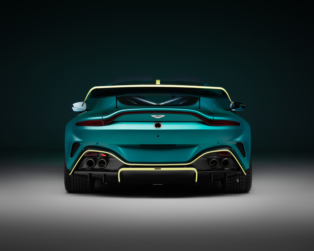 Автомобиль Aston Martin Vantage GT4 2024 года вид сзади