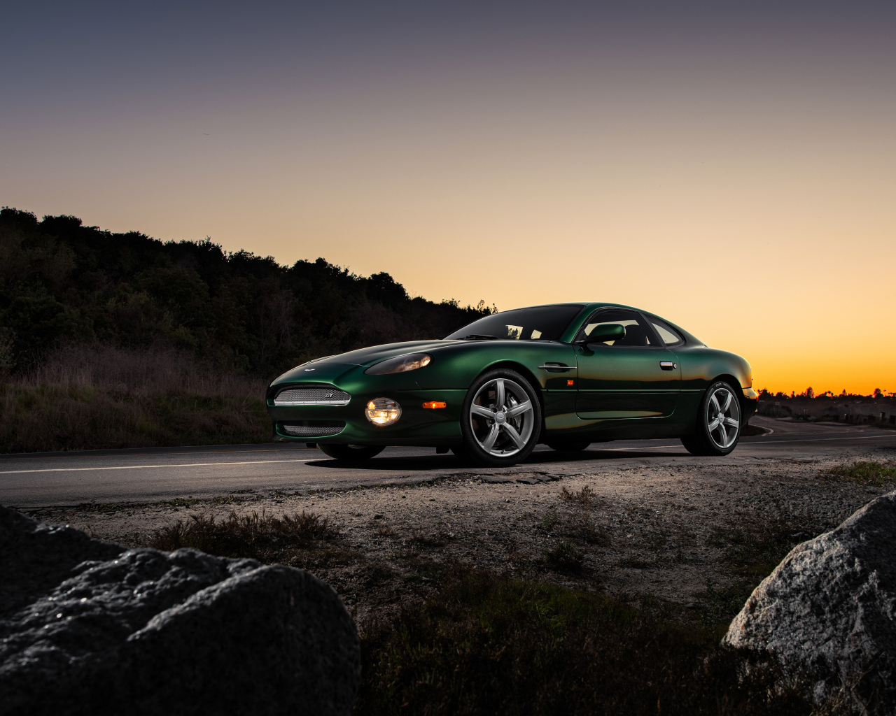 Автомобиль Aston Martin DB7 GT на фоне заката