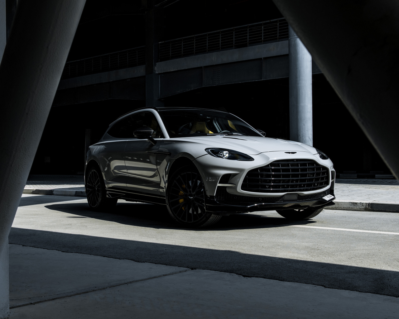 Автомобиль Aston Martin DBX707