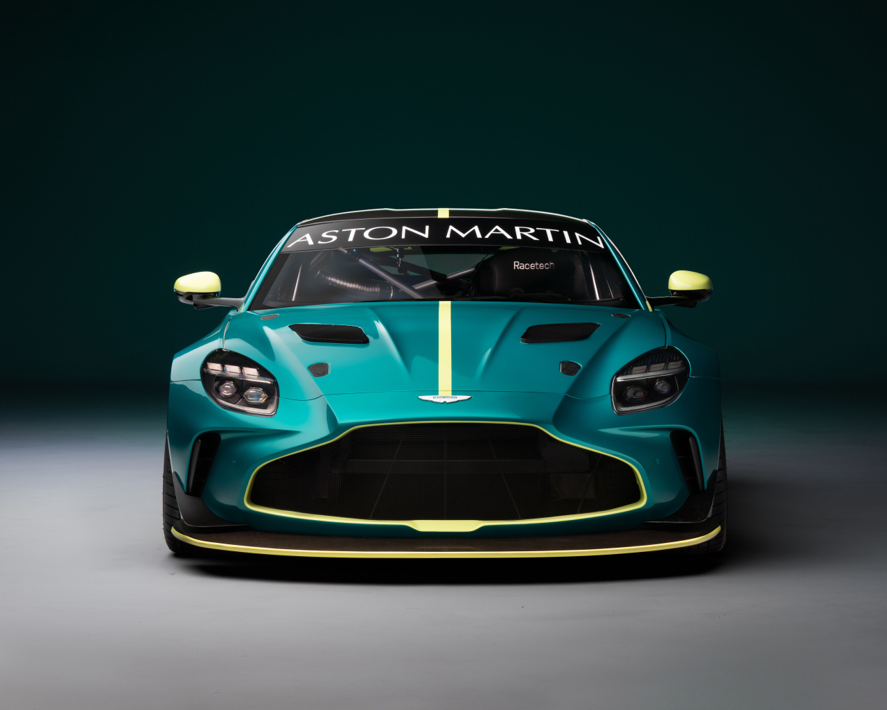 Вид спереди Aston Martin Vantage GT4 2024 года