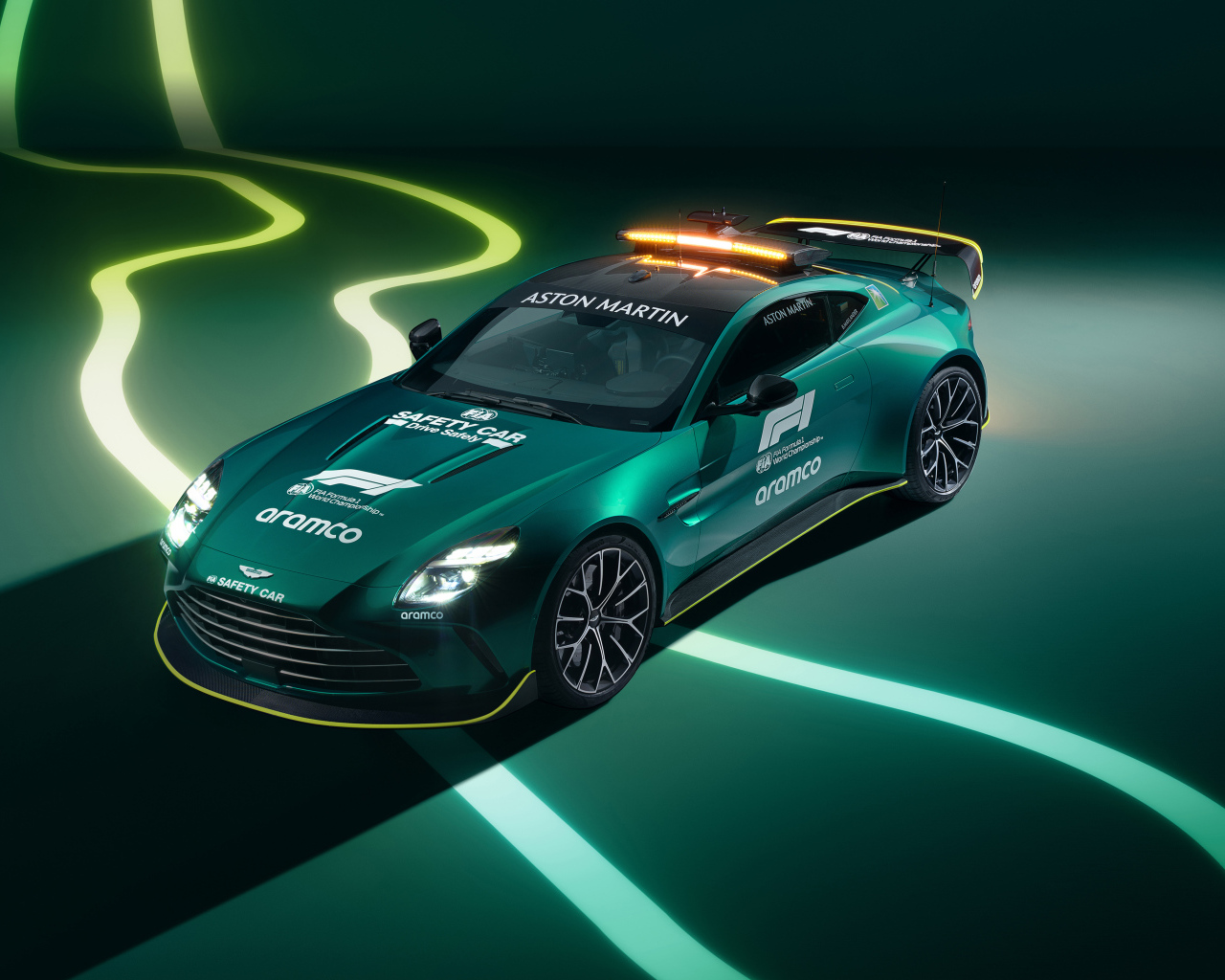 Зеленый гоночный автомобиль Aston Martin Vantage F1 Safety Car 2024 года