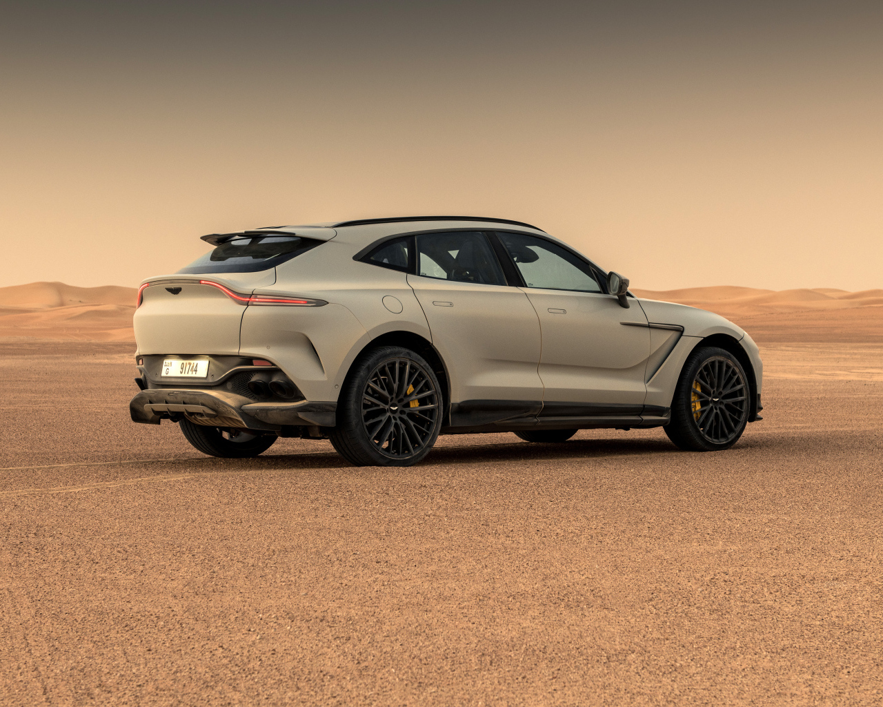 Вид сзади на внедорожник Aston Martin DBX707