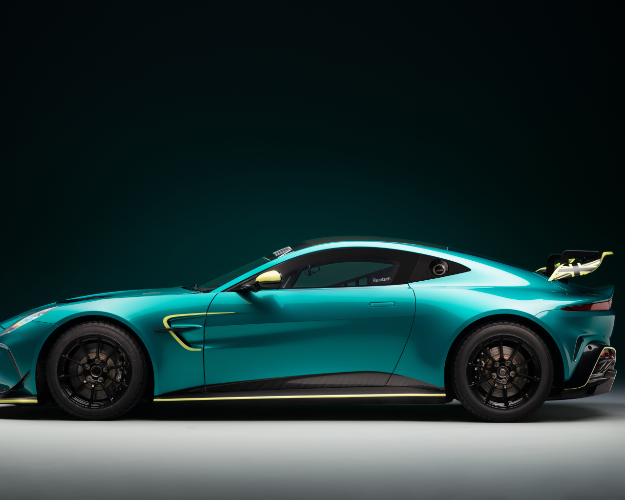 Вид сбоку на автомобиль Aston Martin Vantage GT4 2024 года