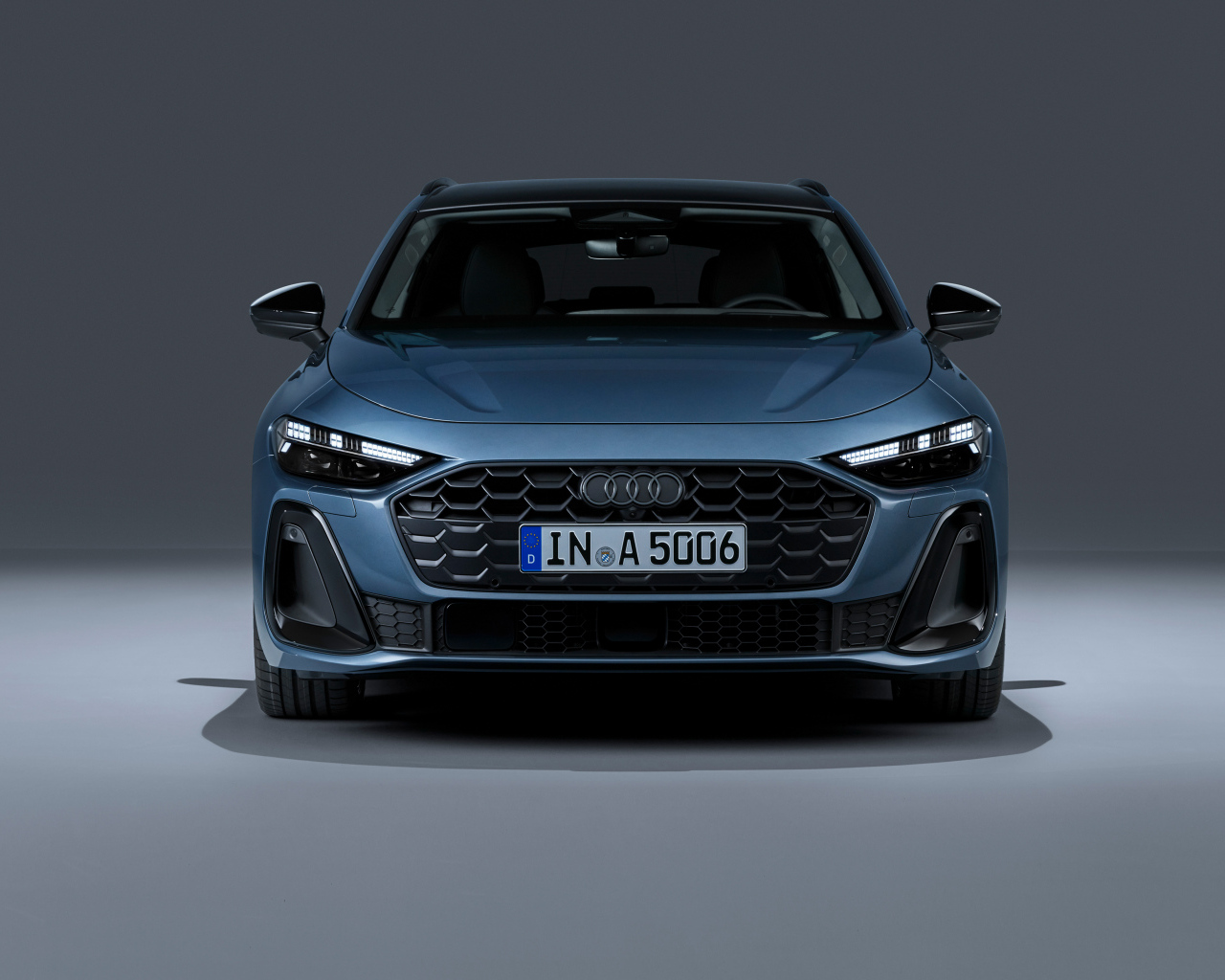 Вид спереди на автомобиль Audi A5 Avant TFSI quattro S line 2024 года