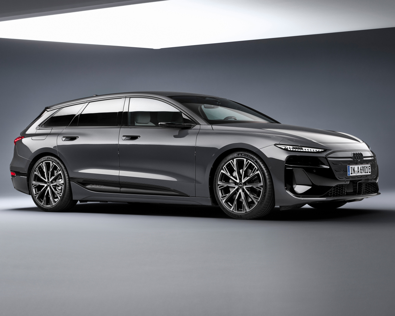 Серый автомобиль Audi A6 Avant e-tron S line 2024 года