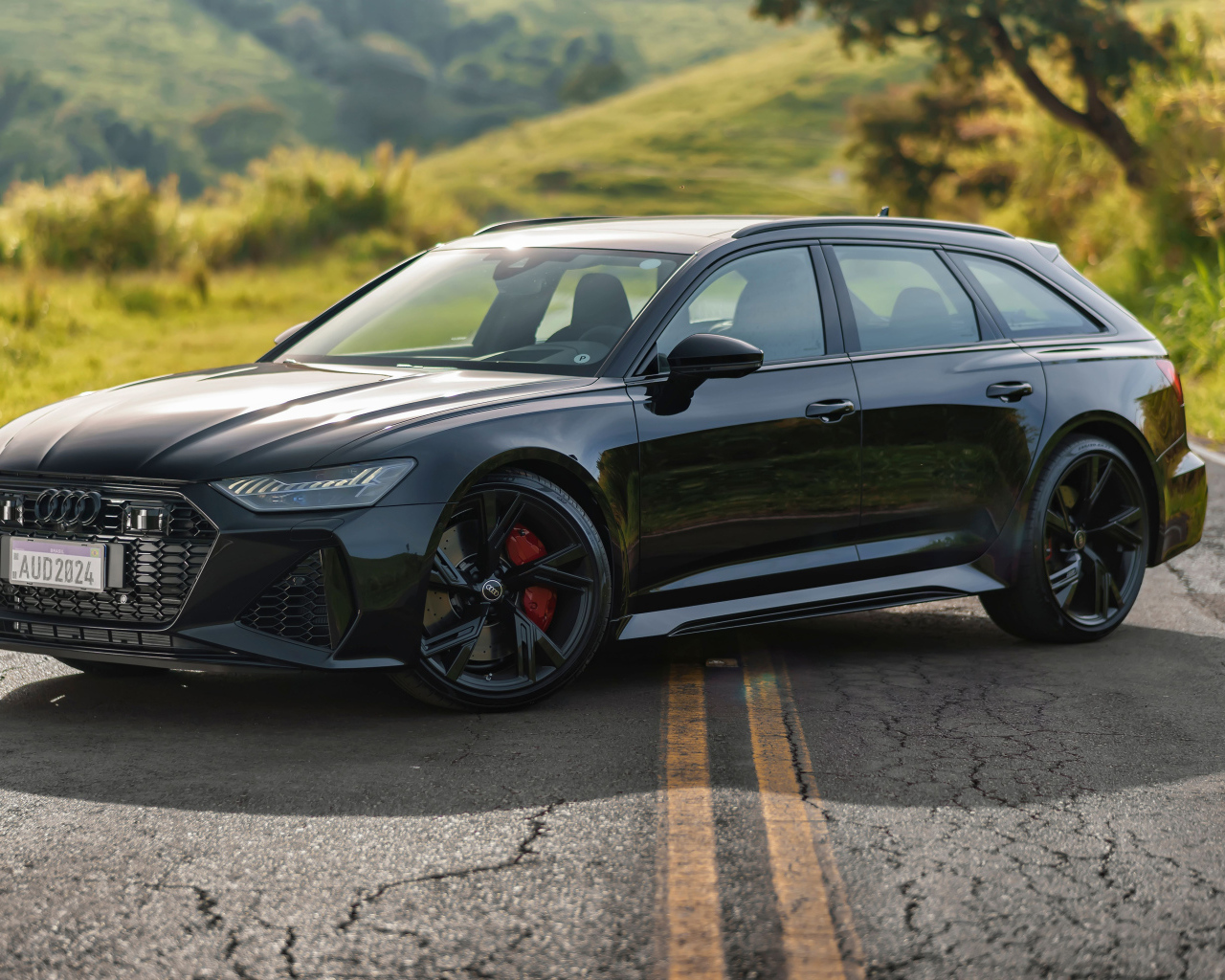 Автомобиль Audi RS 6 Avant Performance 2024  года на дороге
