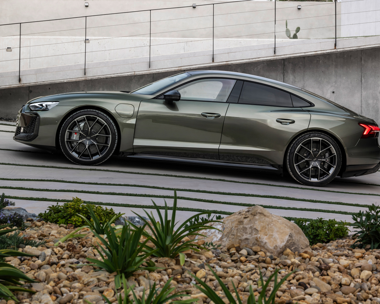 Вид сбоку на автомобиль Audi RS e-tron GT performance 2024 года