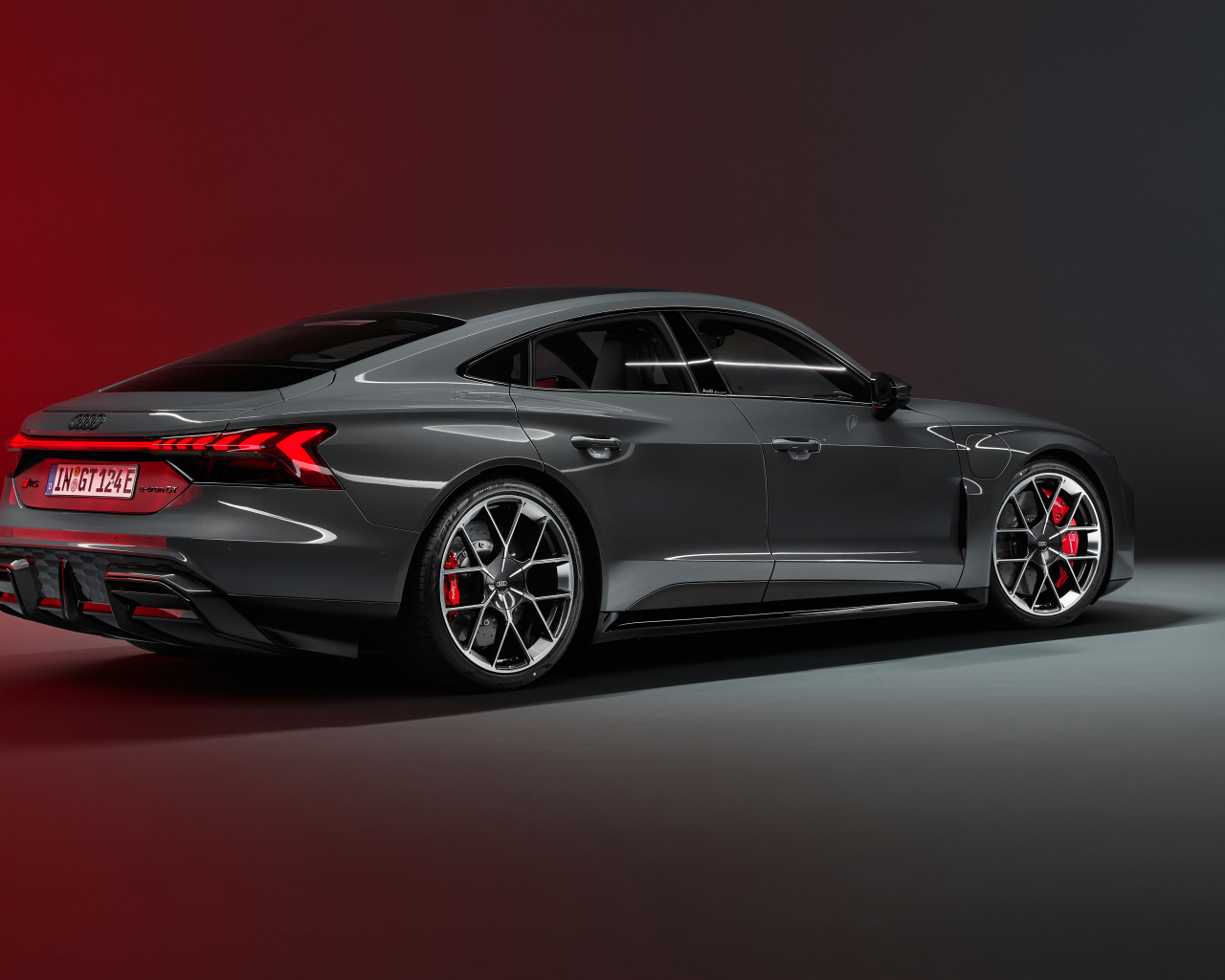 Вид сзади на автомобиль Audi RS e-tron GT 2024 года