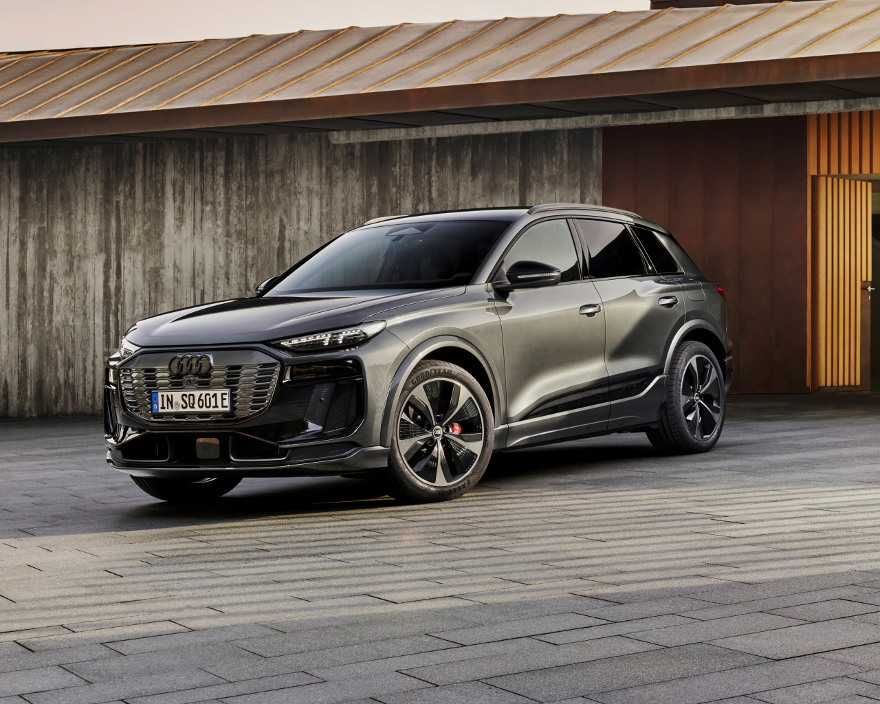 Автомобиль Audi SQ6 E-Tron 2024 года у стены
