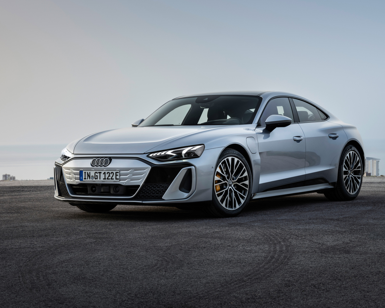 Серебристый автомобиль Audi S e-tron GT 2024 года