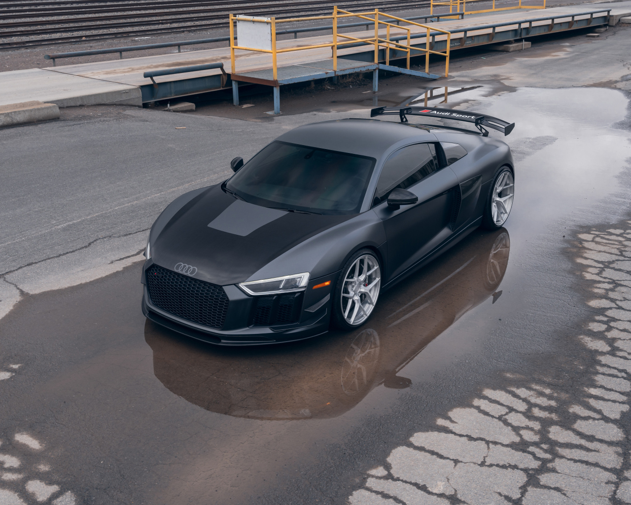 Автомобиль Audi R8 Velgen Wheels в луже