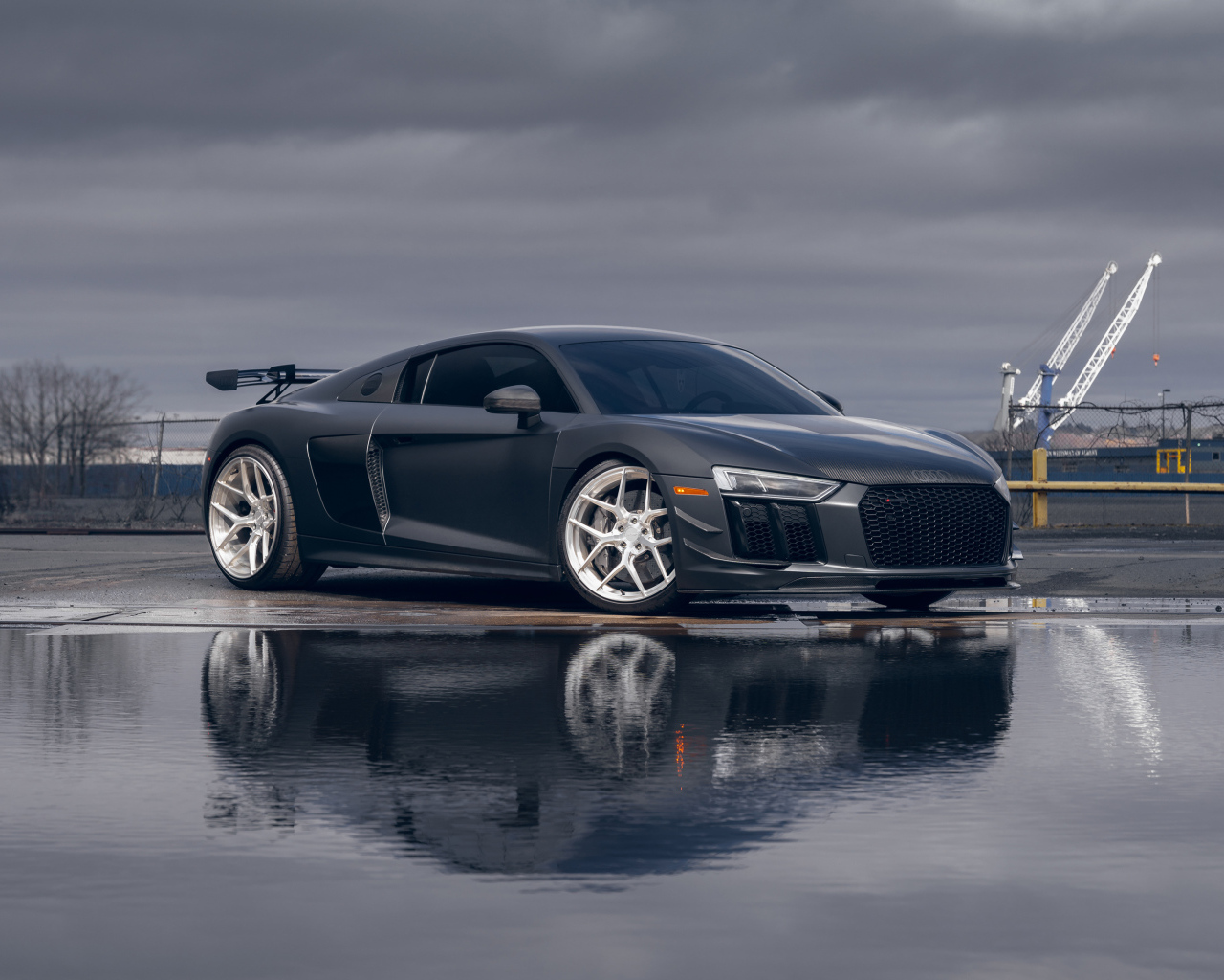 Автомобиль Audi R8 Velgen Wheels у воды