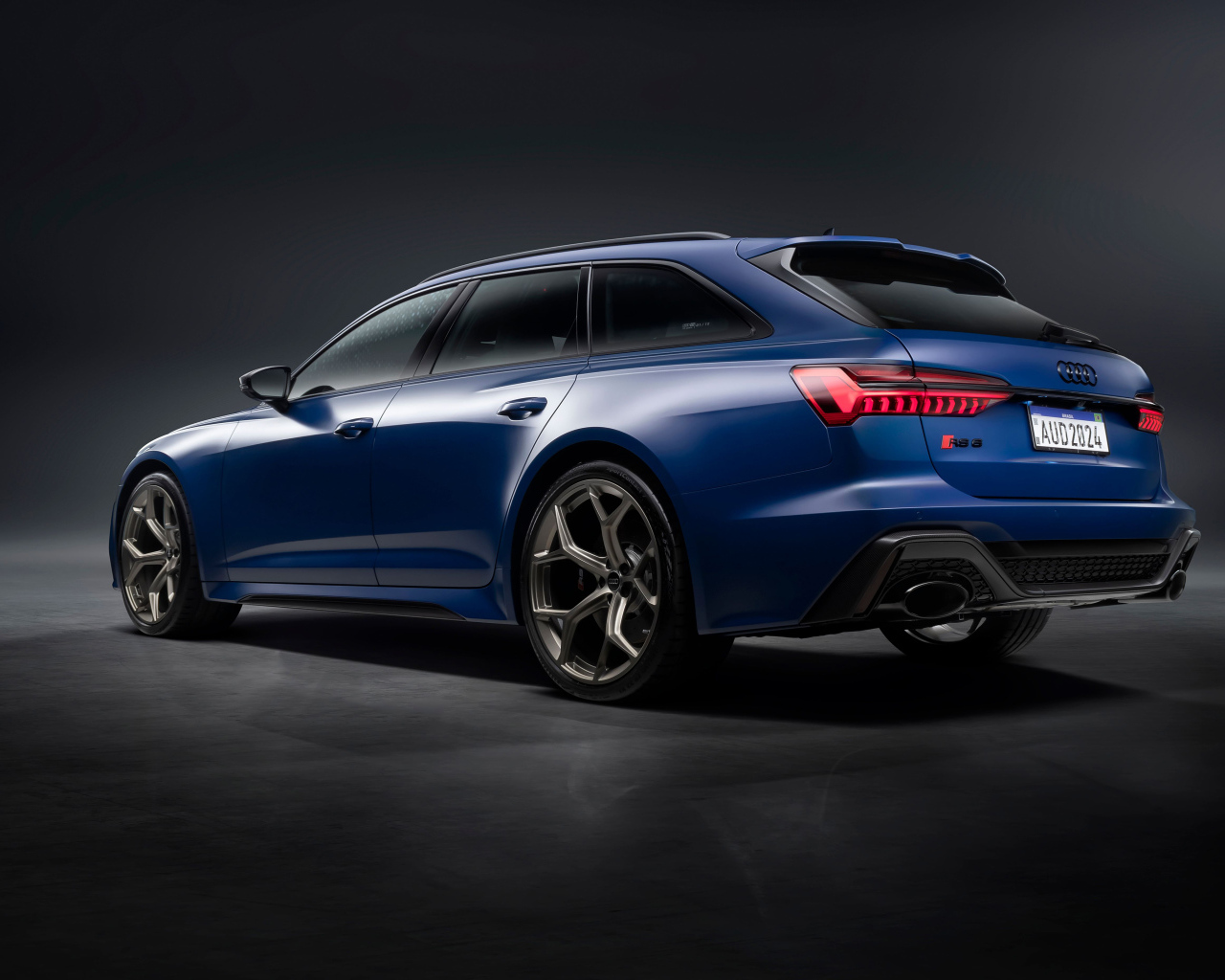 Автомобиль Audi RS 6 Avant Legacy 2024 года вид сзади