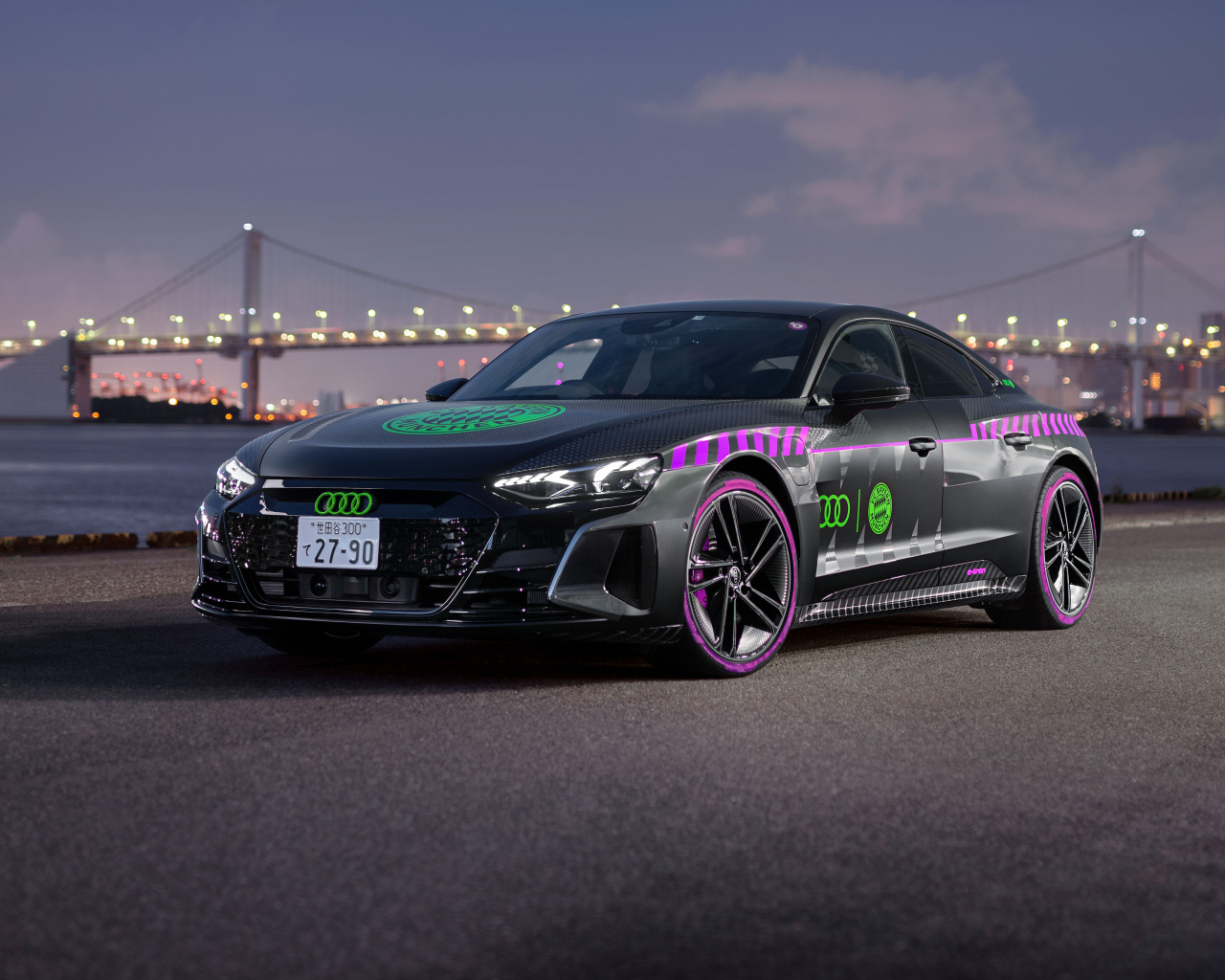 Автомобиль Audi RS E-Tron GT FC Bayern Concept вечером