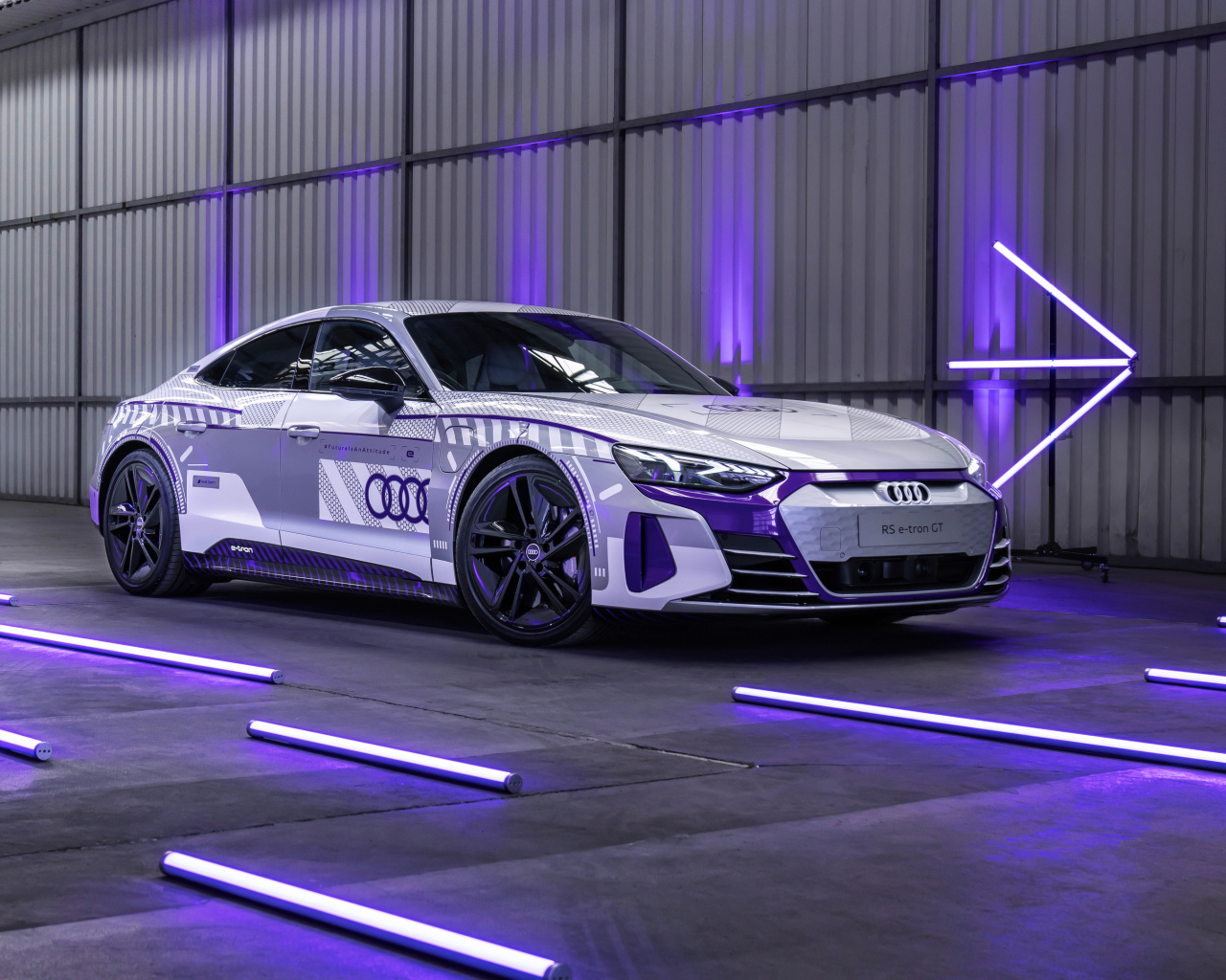 Гоночный автомобиль Audi RS E-Tron GT в гараже
