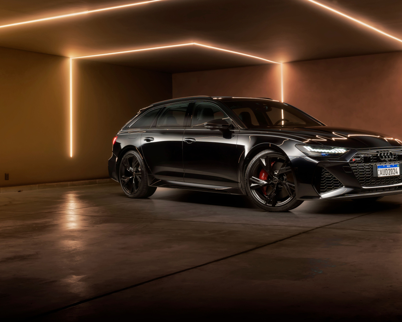 Черный автомобиль Audi RS 6 Avant Performance 2024 года