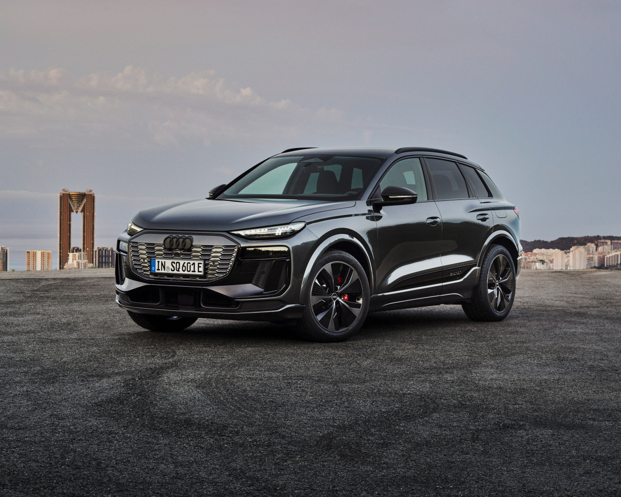 Черный автомобиль Audi SQ6 E-Tron 2024  года