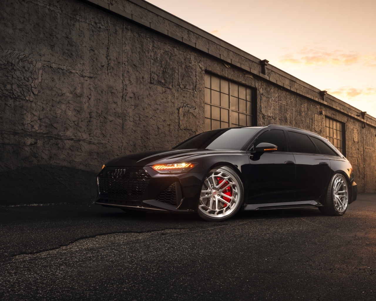 Черный автомобиль Audi RS7