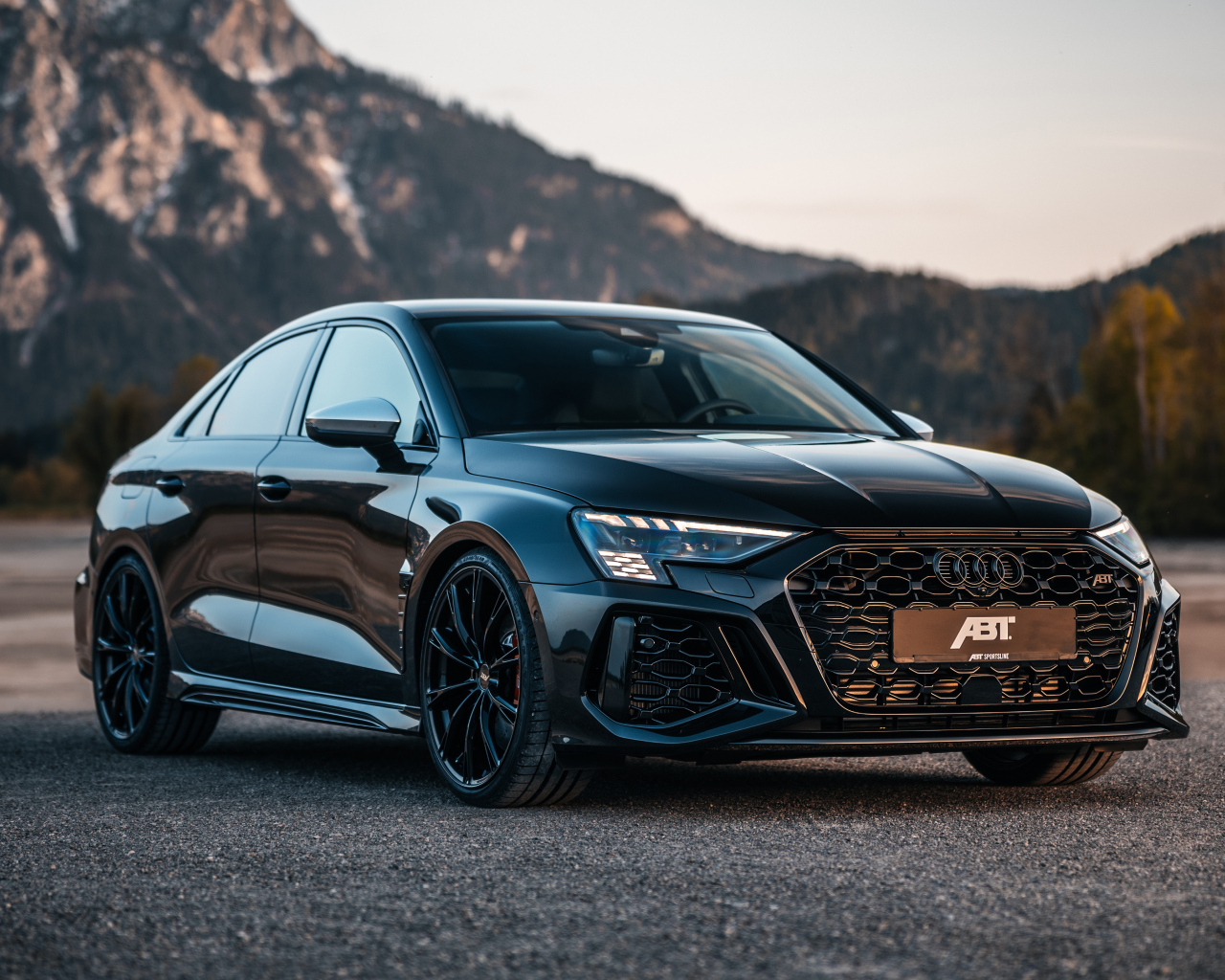 Черный автомобиль  ABT Audi RS 3-S Sedan 2024 года