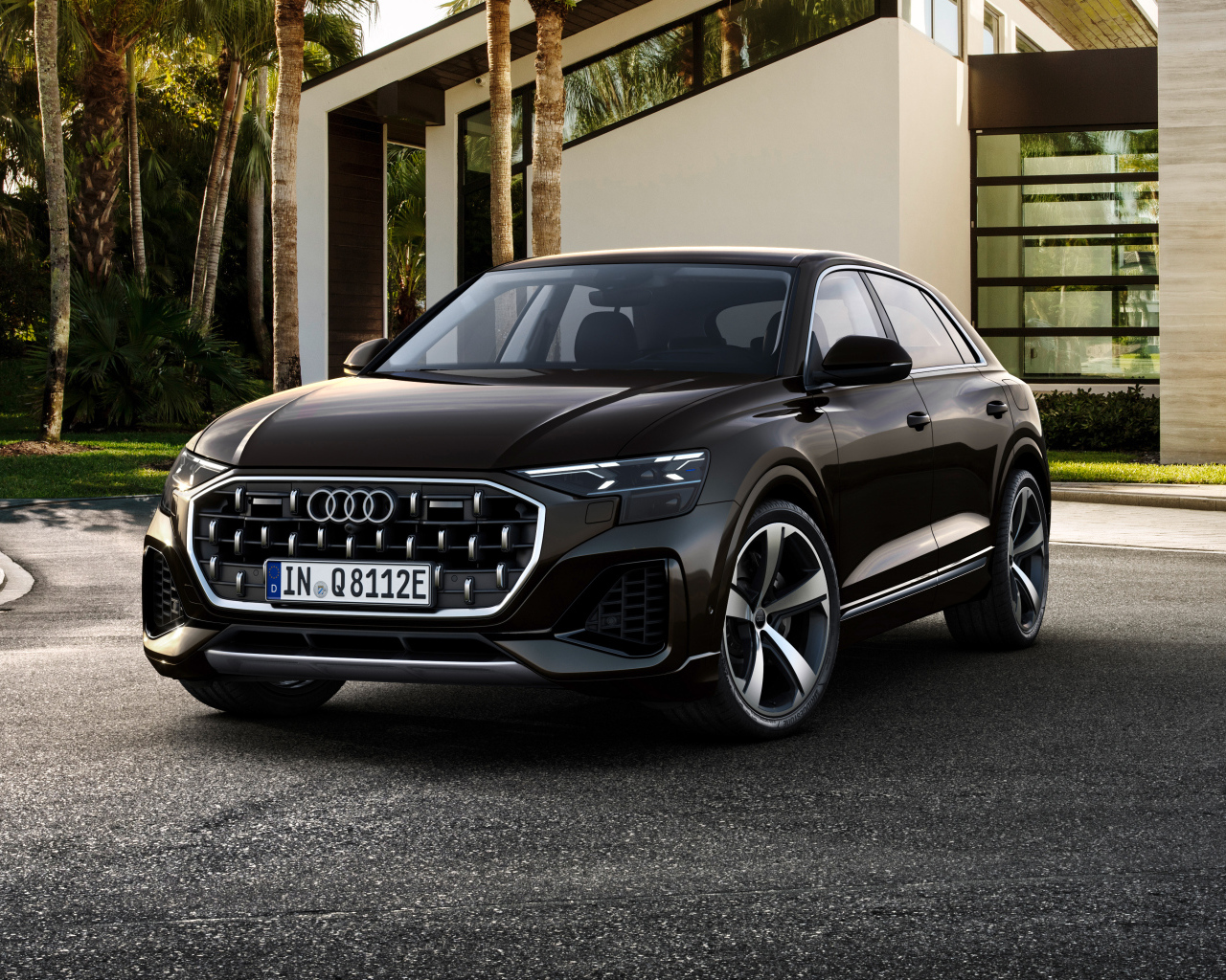 Черный автомобиль  Audi Q8 55 TFSI E Quattro 2024 года