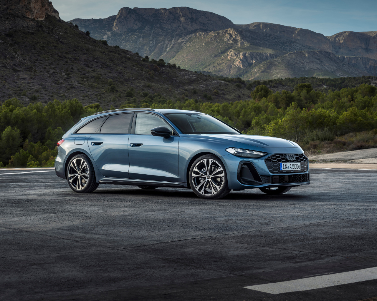 Синий автомобиль Audi A5 Avant TFSI quattro S line 2024 года на фоне гор