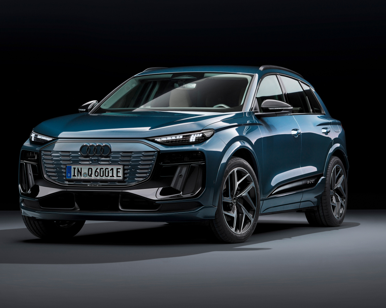 Вид спереди на автомобиль Audi Q6 E-Tron Quattro S Line 2024 года