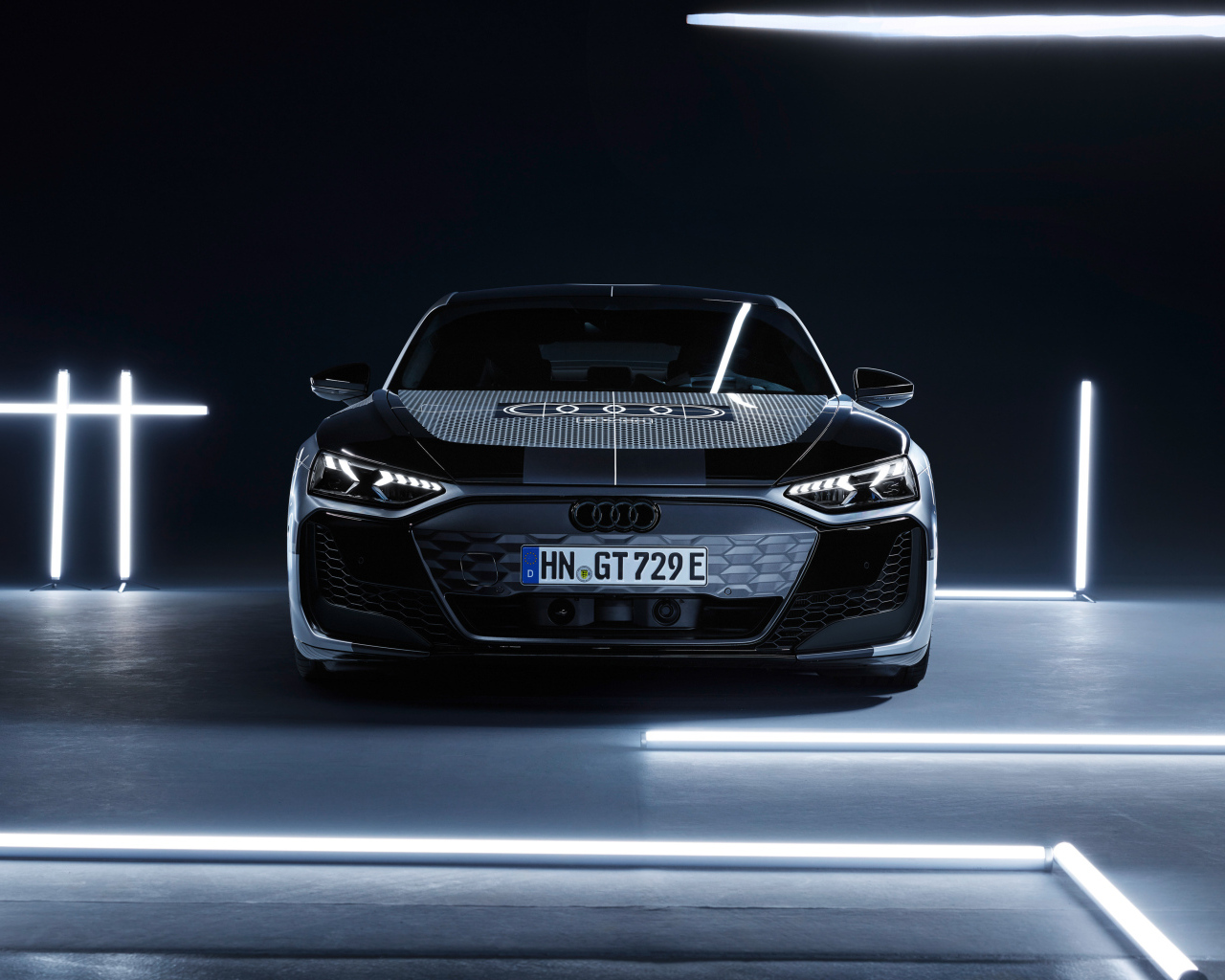 Вид спереди на автомобиль  Audi RS E-Tron GT Prototype