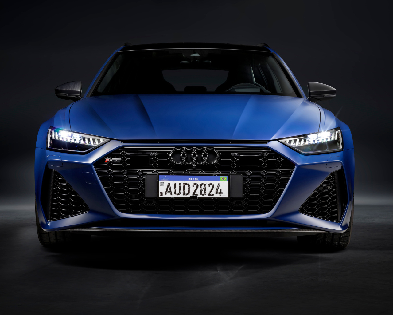 Вид спереди на синий автомобиль  Audi RS 6 Avant Legacy 2024 года