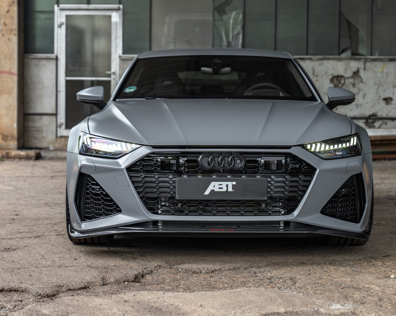 Вид спереди на серый автомобиль  ABT Audi RS7-S 2024 года