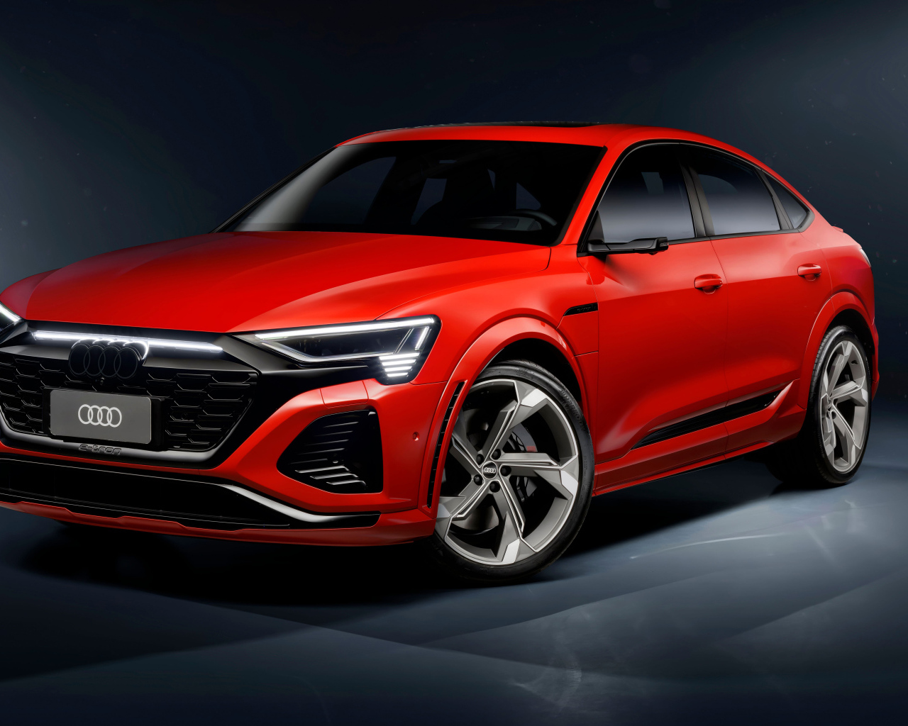 Вид спереди на красный автомобиль Audi SQ8 Sportback E-Tron Quattro 2024 года