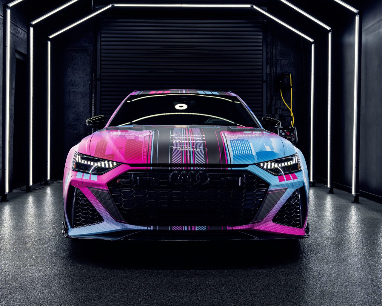 Разноцветный автомобиль Audi RS6  вид спереди