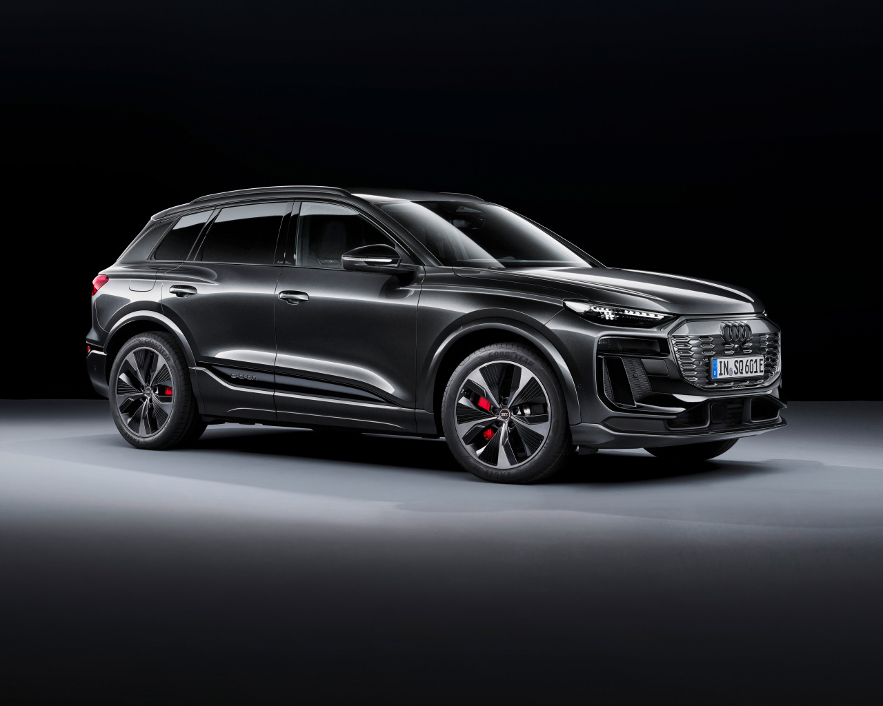 Презентация автомобиля  Audi SQ6 E-Tron 2024  года на черном фоне