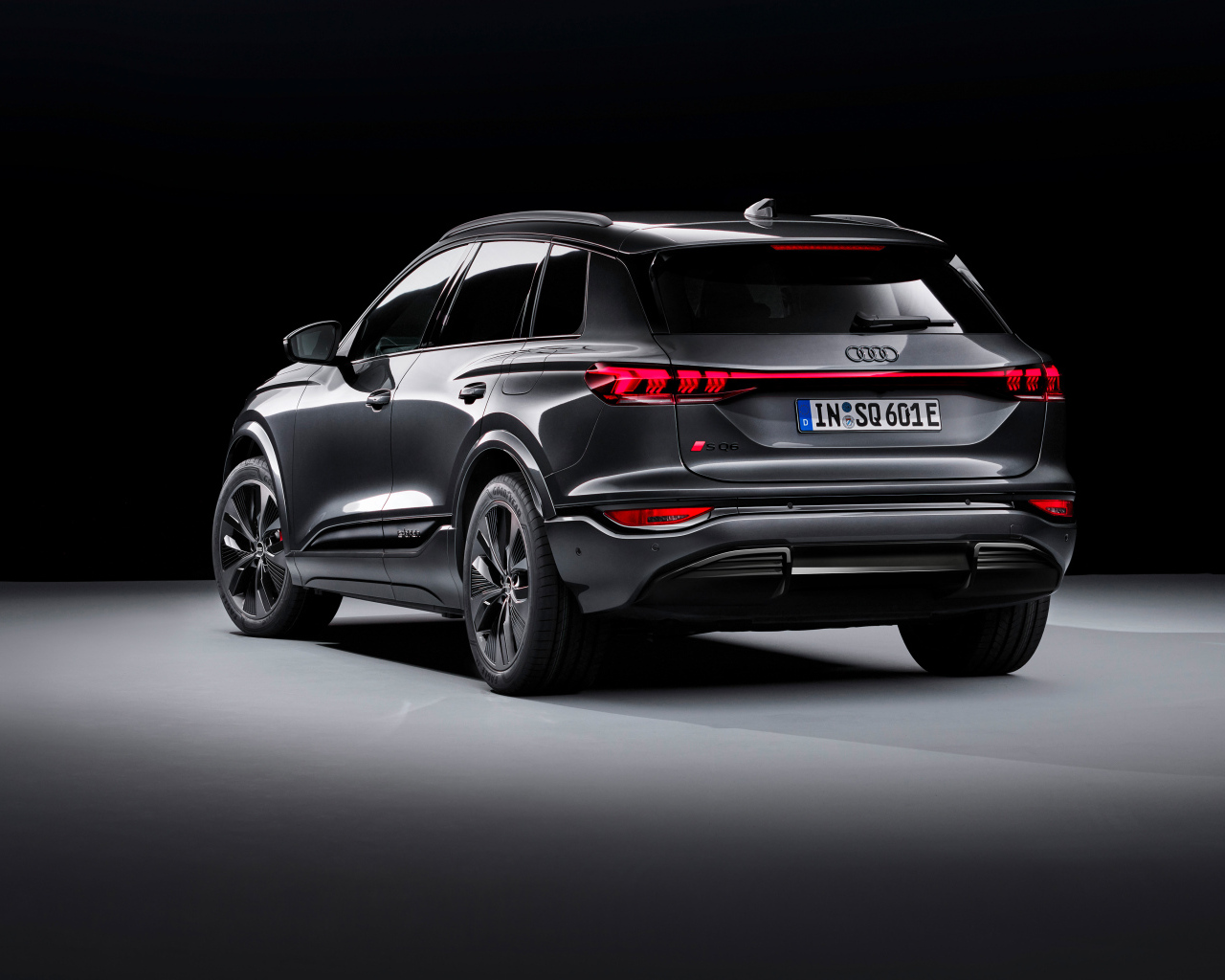 Вид сзади на автомобиль Audi SQ6 E-Tron 2024 года