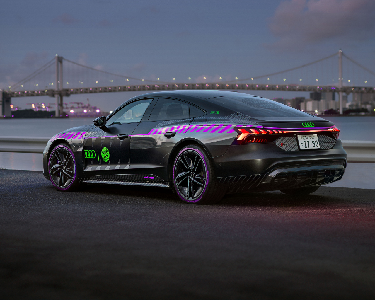 Вид сзади на автомобиль Audi RS E-Tron GT FC Bayern Concept