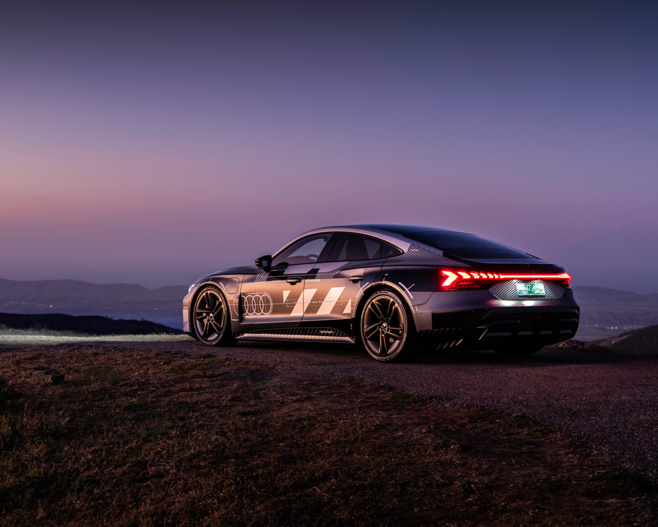 Вид сзади на автомобиль Audi RS E-Tron GT Prototype