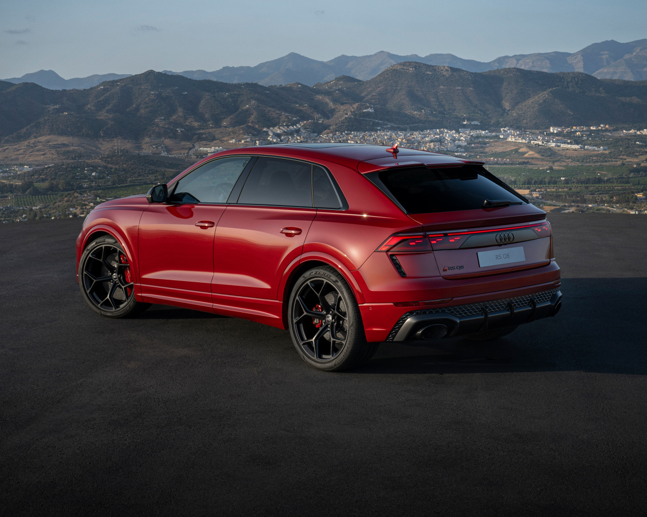 Вид сзади на красный автомобиль Audi RS Q8 performance 2024 года