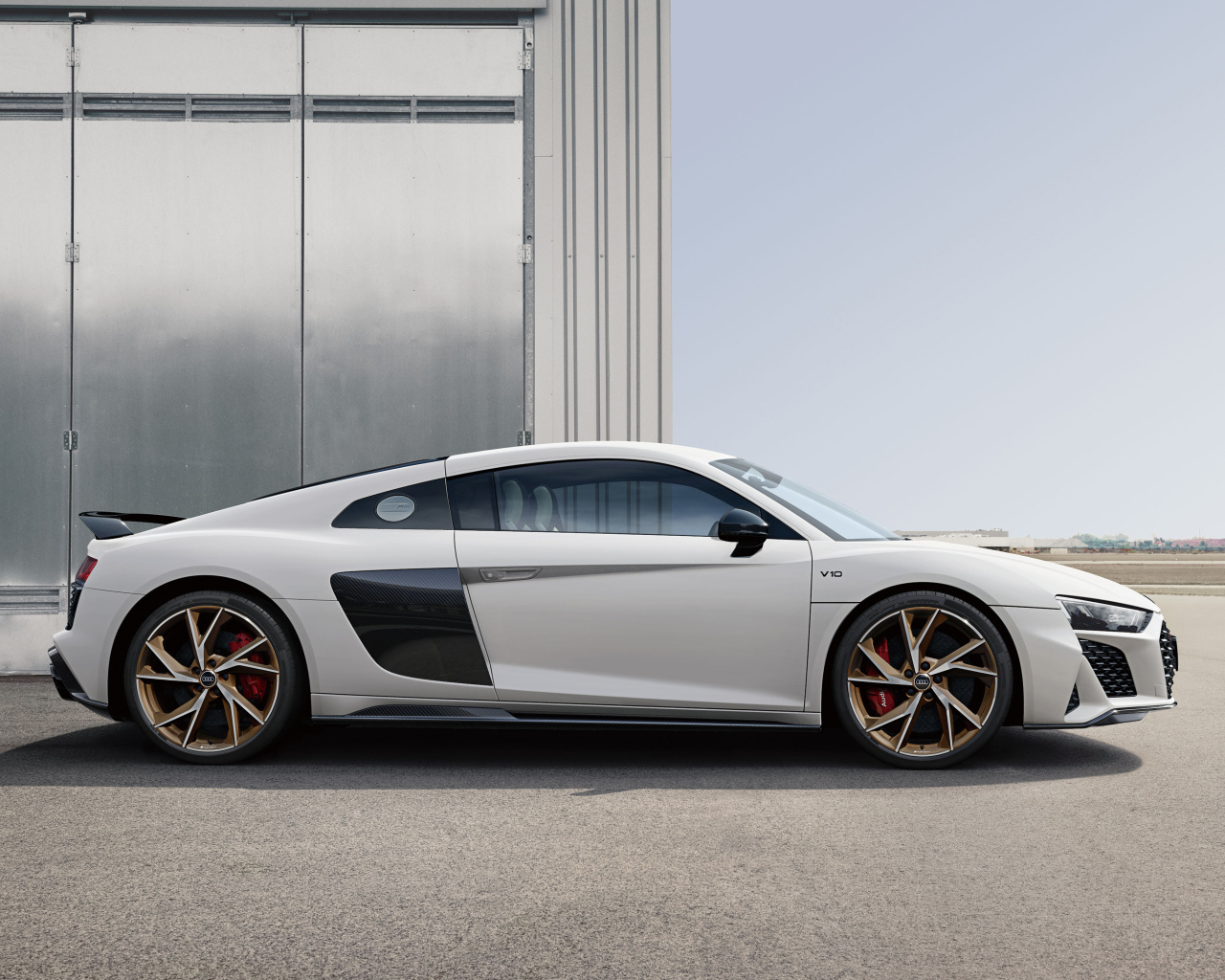 Вид сбоку на автомобиль Audi R8 V10