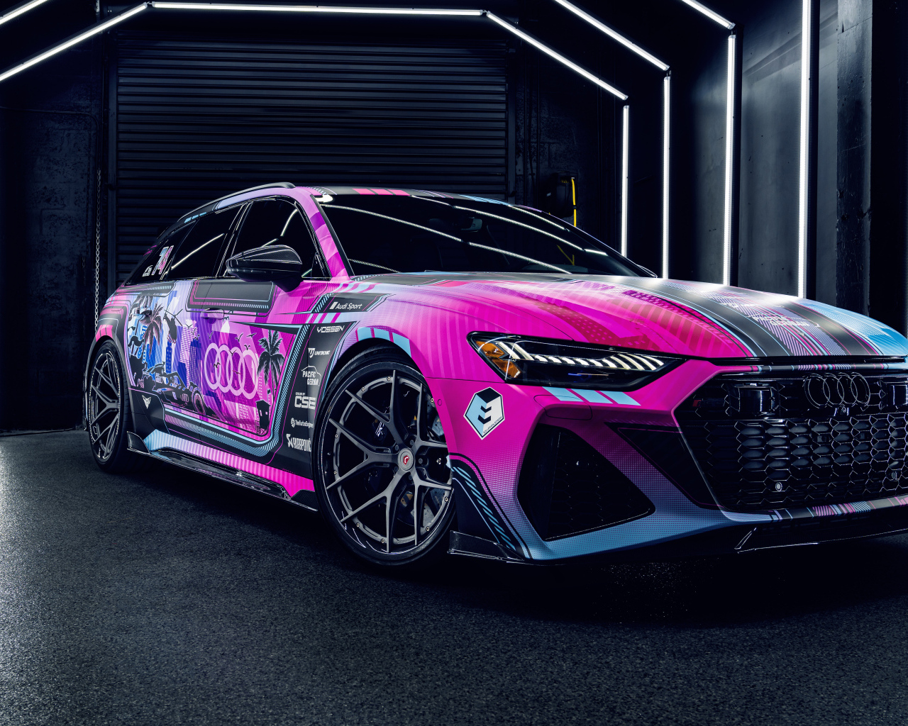 Вид сбоку на разноцветный автомобиль Audi RS6