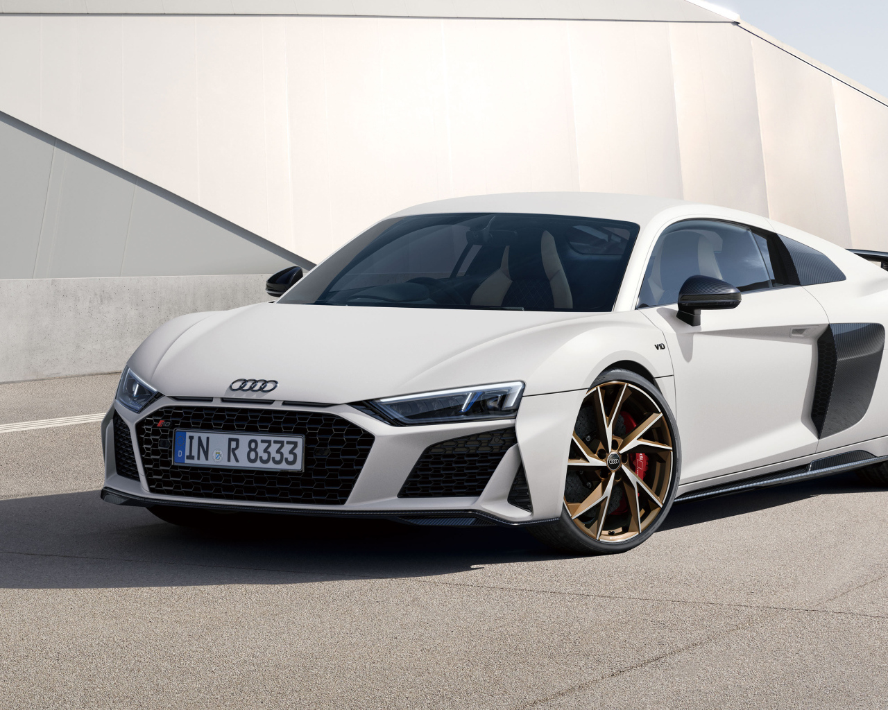 Белый автомобиль Audi R8 V10