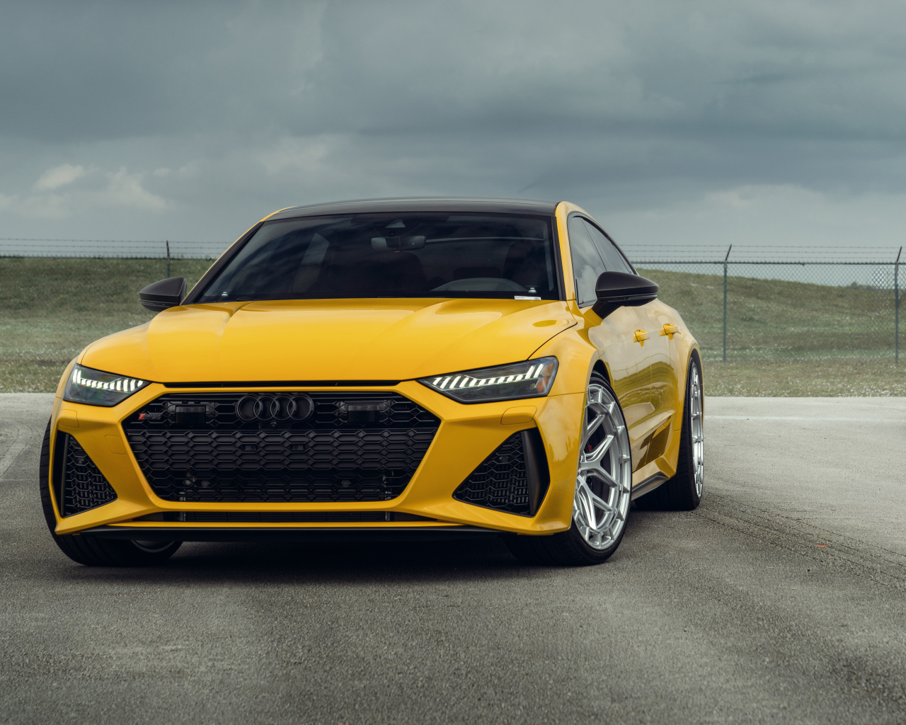 Желтый автомобиль Audi RS7 вид спереди