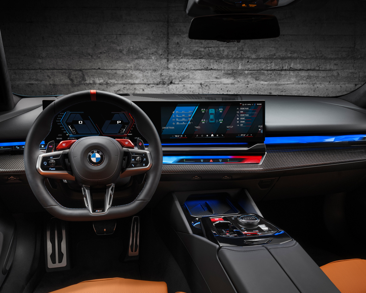 Салон автомобиля BMW M5 2024 года