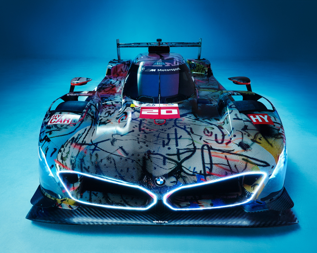 Автомобиль BMW Art Car By Julie Mehretu вблизи